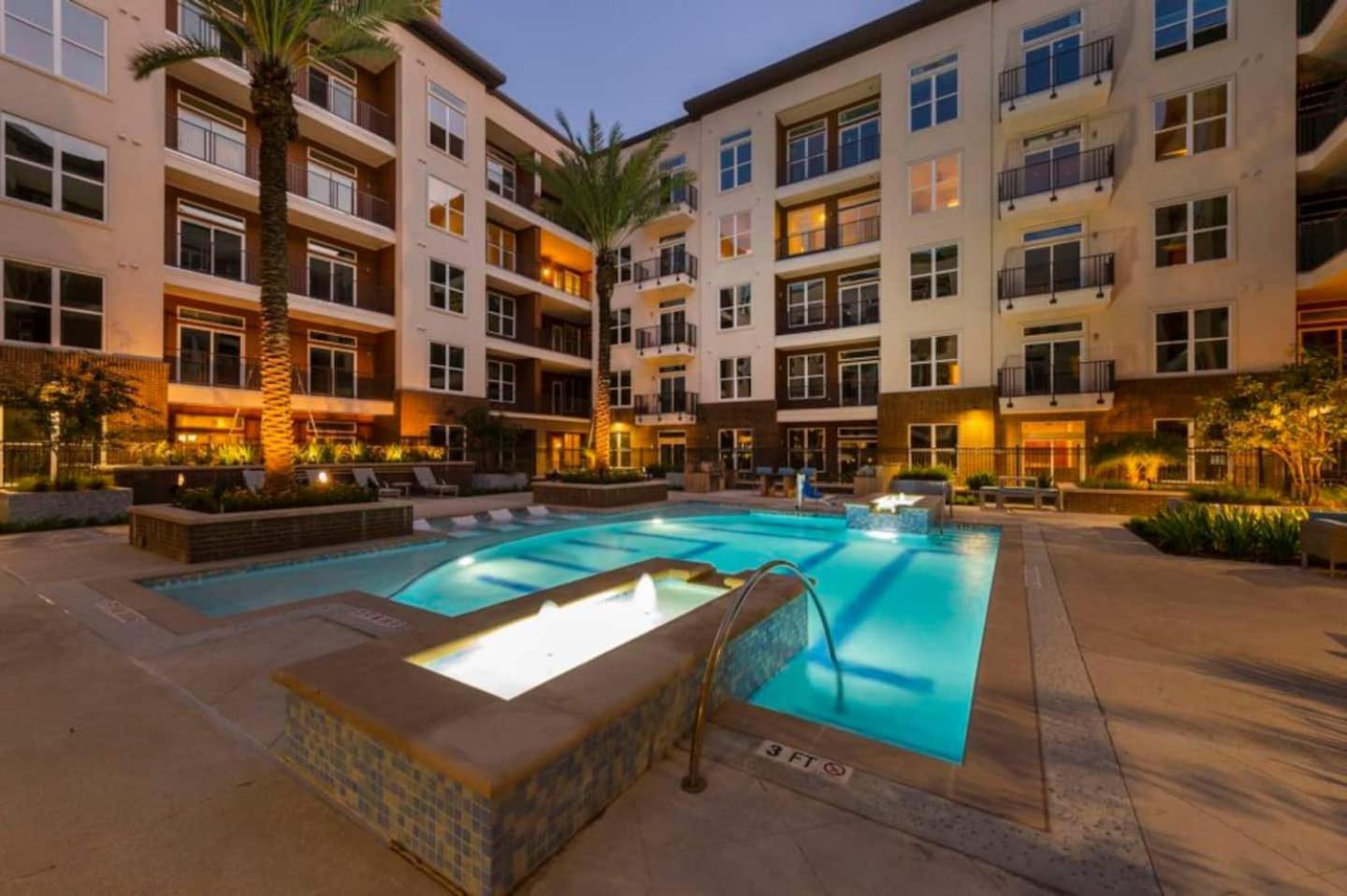 Downtown Apt Free Parking - Pool - Gym - Fully Kitchen Houston Buitenkant foto